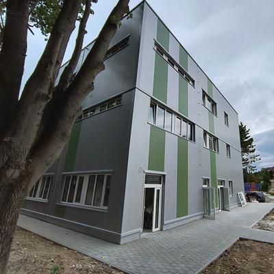 <b>Názov stavby: Klinika Poprad<br />Lokalita:  Poprad<br />Rok:  2024<br />Realizácia:</b>  realizácia strešného a obvodového plášťa, zelená strecha