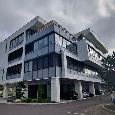 <b>Názov stavby: Administratívna budova NAY<br />Lokalita:  Bratislava<br />Rok:  2023<br />Realizácia:</b>  realizácia strešného a obvodového plášťa, terasa