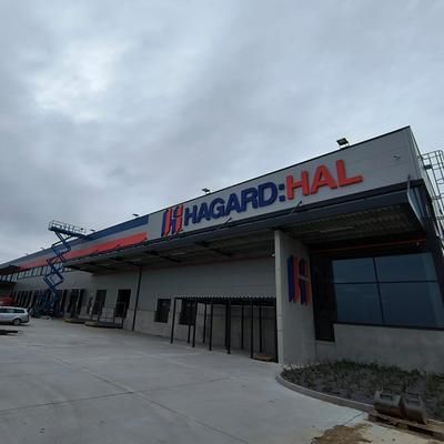 <b>Názov stavby: HAGARD: HAL<br />Lokalita:  Nitra-Lužianky<br />Rok:  2025<br />Realizácia:</b>  strešný a obvodový plášť, svetlíky, zelená strecha