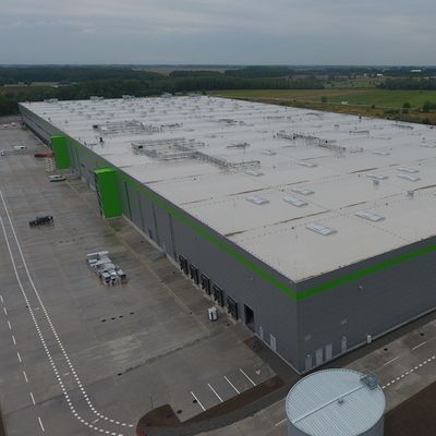 <b>Názov stavby: LC R7 Kostolné Kračany<br />Lokalita:  Kostolné Kračany<br />Rok:  2021-2025<br />Realizácia:</b>  realizácia strešného a obvodového plášťa, interiérových priečok