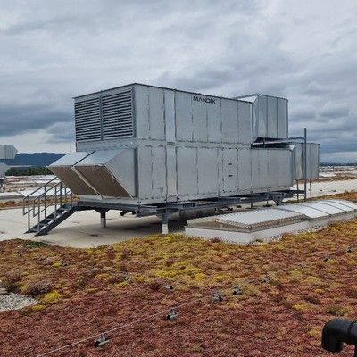 <b>Názov stavby: PORSCHE<br />Lokalita:  Horná Streda<br />Rok:  2022-2025<br />Realizácia:</b>  rozšírenie výrobných hál (strešný a obvodový plášť, svetlíky, oceľové konštrukcie)