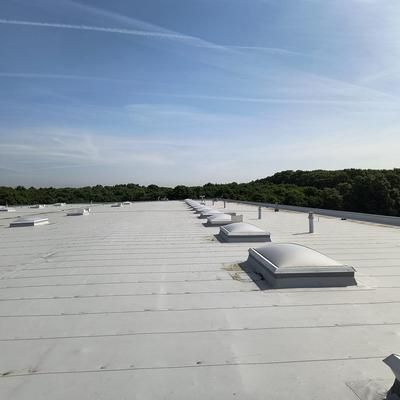 <b>Názov stavby: Prologis Senec / hala DC4<br />Lokalita:  Senec<br />Rok:  2025<br />Realizácia:</b>  rekonštrukcia strešného plášťa